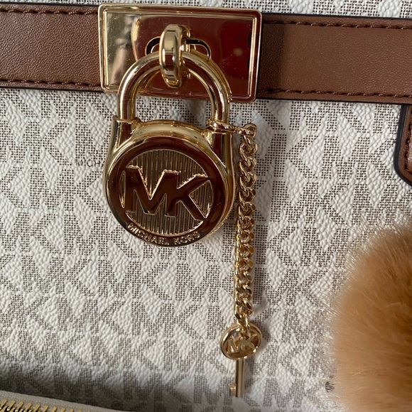 Michael Kors satchel and matching wallet - Picture 9 of 12